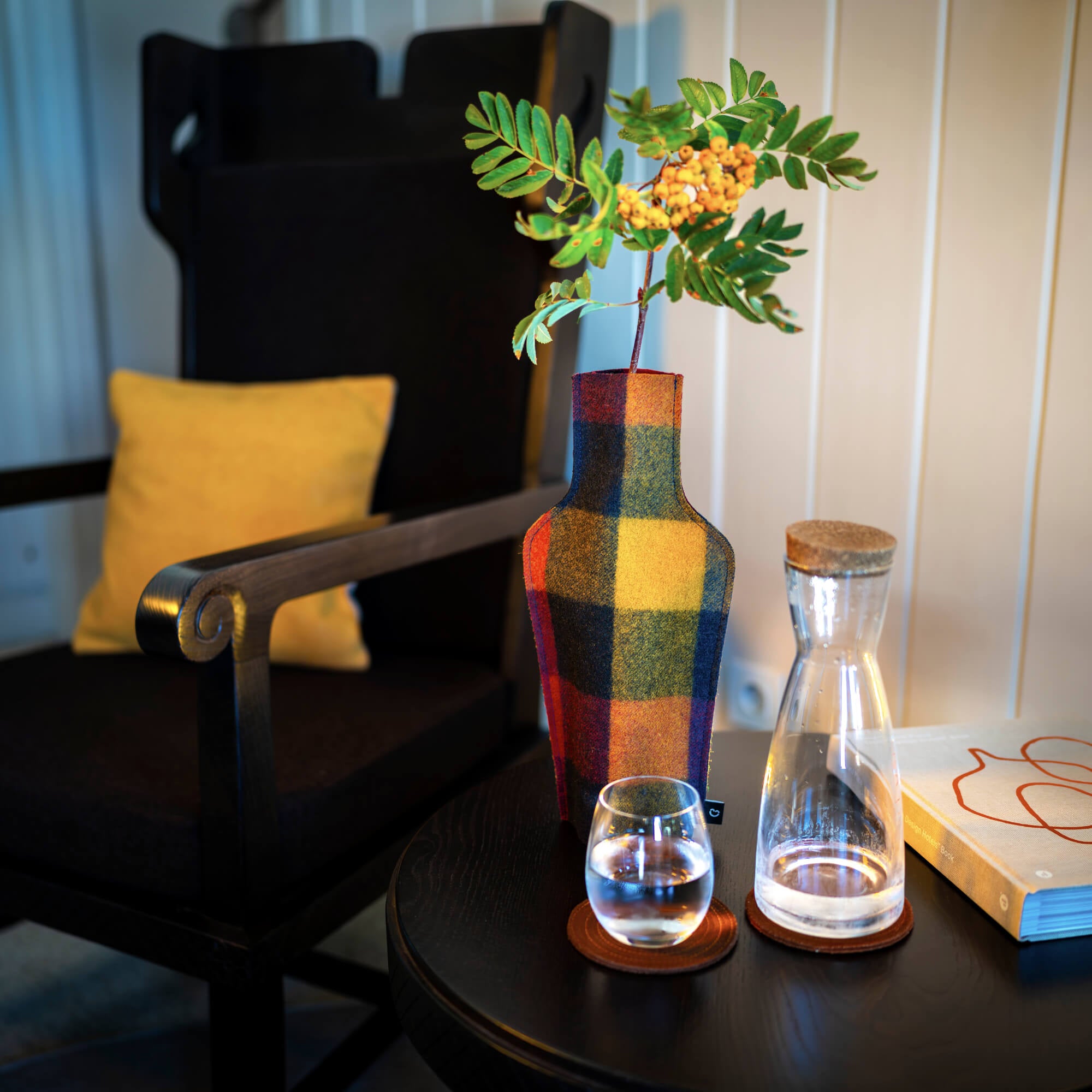 Re-Vase - Vase made of fabric for 75cl bottles, 100% wool, color Amber