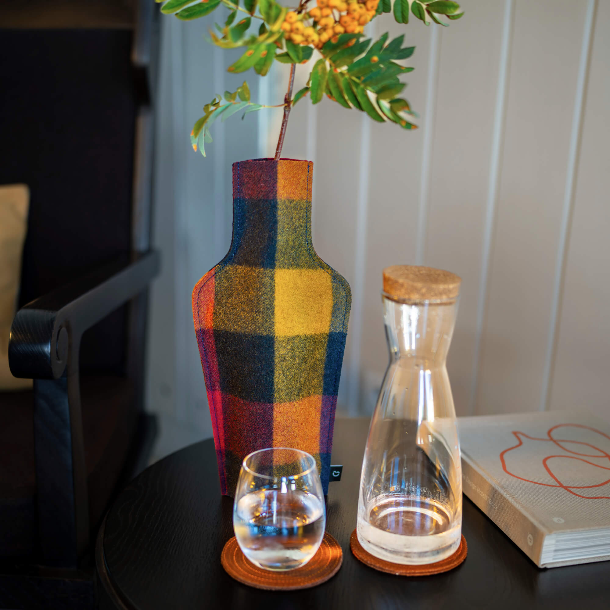 Re-Vase - Vase made of fabric for 75cl bottles, 100% wool, color Amber